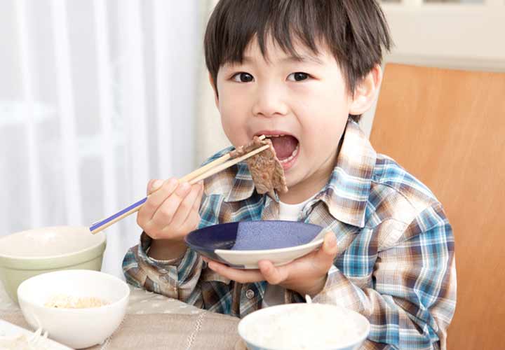 آموزش غذا خوردن سر میز به کودکان